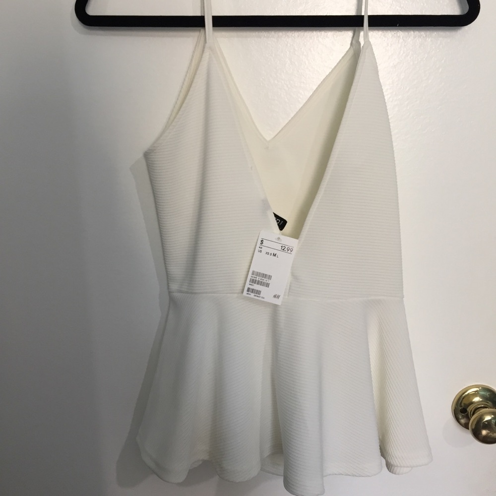 GORGEOUS BACKLESS WHITE TOP WITH TAGS.